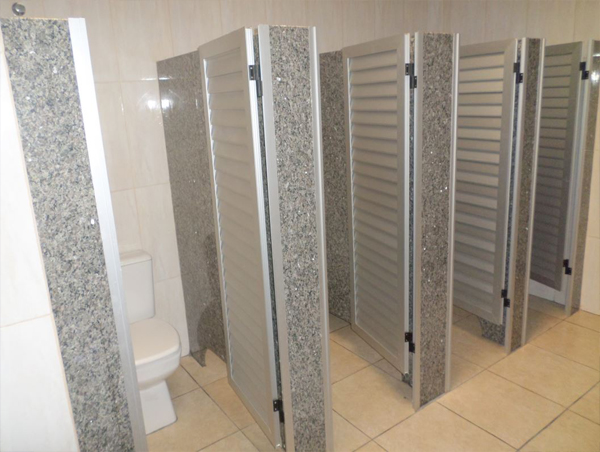 Porta para divisória sanitária em granito com persiana cinza